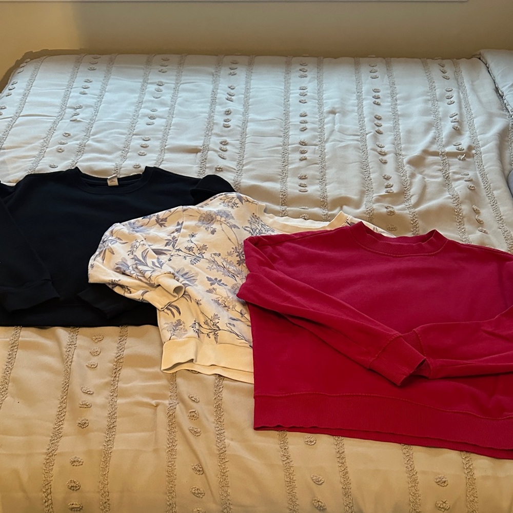 3 crewneck sweatshirts